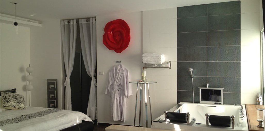 וילה וי - villa v חצר ובריכה (2).JPG