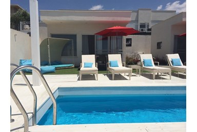 וילה וי - villa v - החצר והבריכה