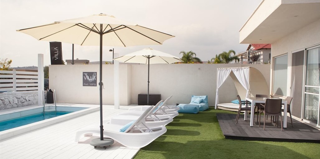 וילה וי - villa v חצר ובריכה (4).jpg