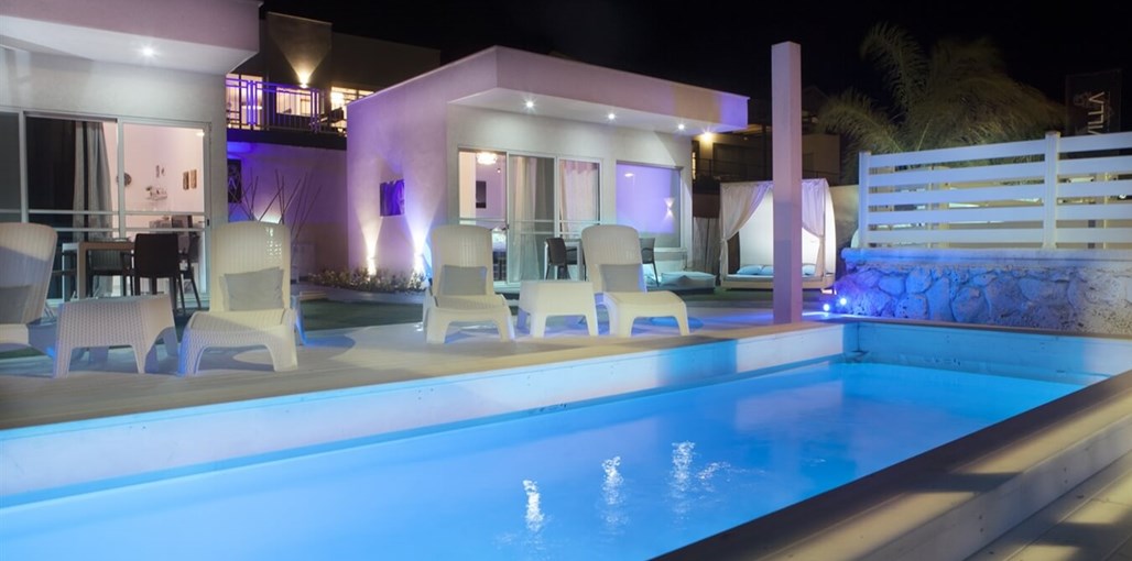 וילה וי - villa v חצר ובריכה (7).jpg