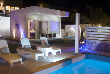 וילה וי - villa v - החצר והבריכה