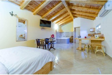 זריחה בגלבוע - החצר והבריכה