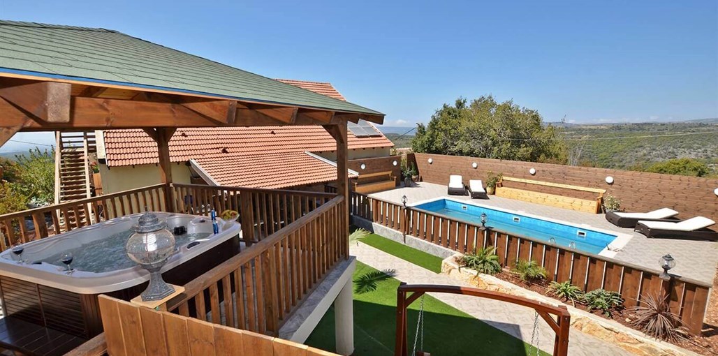 אחוזת מיכל בריכה וגקוזי (1).jpg