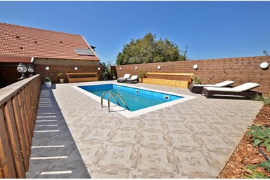 אחוזת מיכל - בריכה, ג'קוזי ספא וחצר