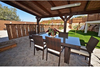 אחוזת מיכל - בריכה, ג'קוזי ספא וחצר