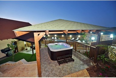 אחוזת מיכל - בריכה, ג'קוזי ספא וחצר