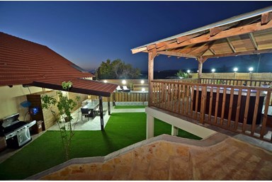 אחוזת מיכל - בריכה, ג'קוזי ספא וחצר