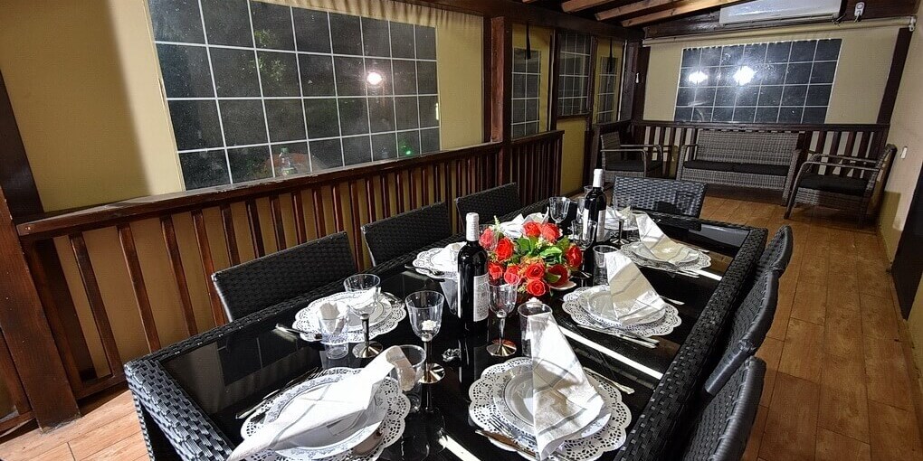 אחוזת הפרח בגני החצר והבריכה (1).JPG