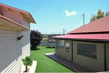 אחוזת הפרח בגני - החצר והבריכה