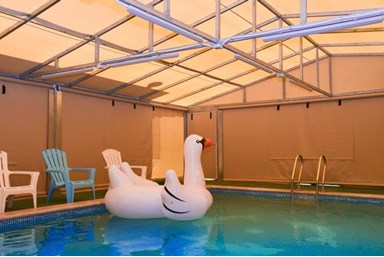 אחוזת הפרח בגני - החצר והבריכה