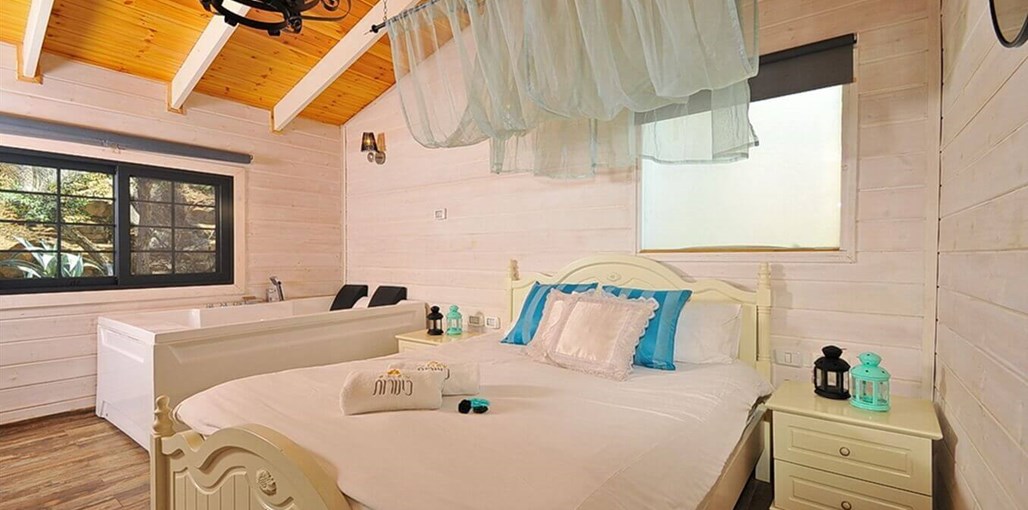 אחוזת כינורות בקתות עץ (1).JPG