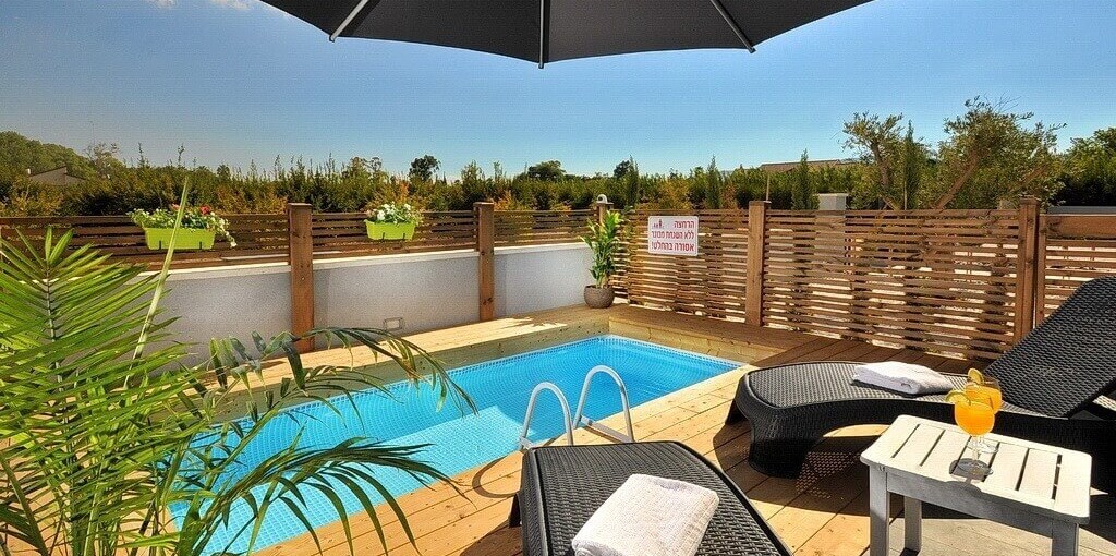 אחוזה גלילית החצר והבריכה (4).JPG