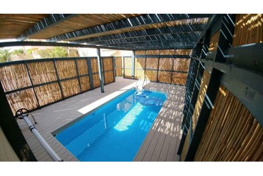 שירת המדבר יריחו - הבריכה והחצר