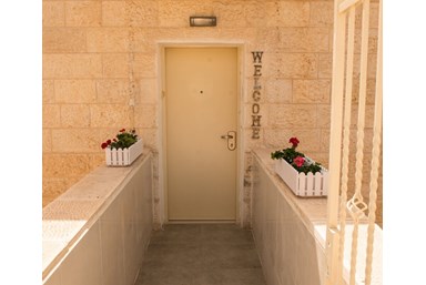 שירת המדבר יריחו - הבריכה והחצר