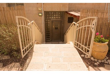 שירת המדבר יריחו - הבריכה והחצר