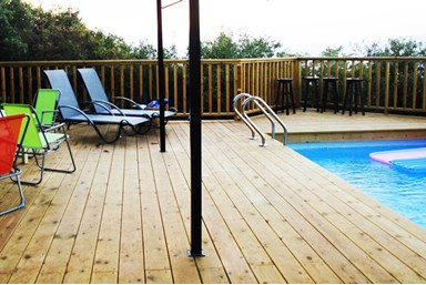 יערת הדבש בגליל - החצר והבריכה