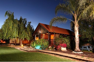 לינה בהר - החצר והבריכה