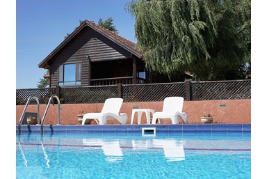 לינה בהר - החצר והבריכה