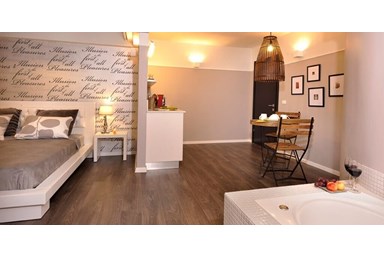 אורבן כפר ורדים - החצר והנוף הפנורמי