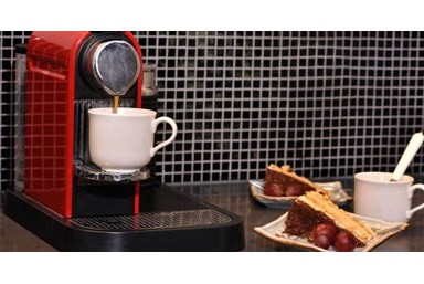 אורבן כפר ורדים - החצר והנוף הפנורמי