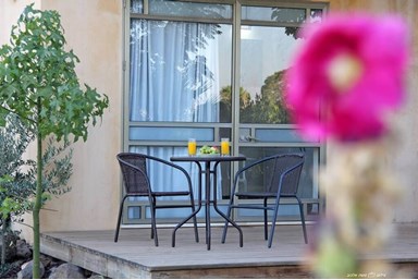 מבט לכנרת  - החצר והנוף