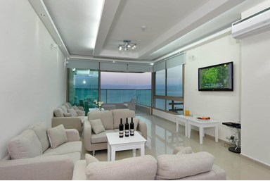 אחוזת נופים - הבריכה והנוף