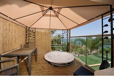 אחוזת נופים - הבריכה והנוף