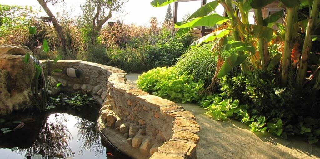 נוף החאן החצר והבריכה (3).jpg