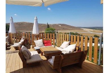 נוף החאן - החצר והבריכה