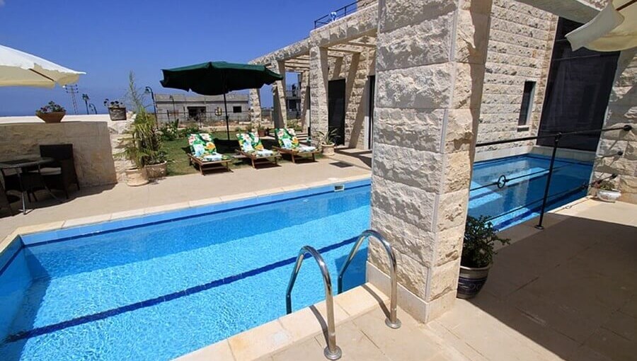 באטצ'י חצר ובריכה (10).jpg