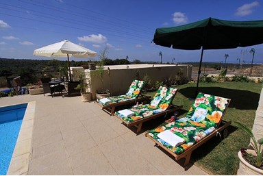 באטצ'י - חצר ובריכה