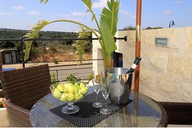 באטצ'י - חצר ובריכה