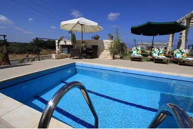 באטצ'י - חצר ובריכה