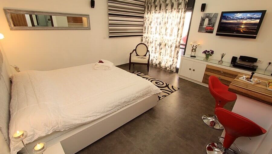 באטצ'י על שפת הבריכה (18).jpg