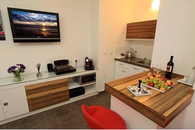 באטצ'י - סוויטה על שפת הבריכה