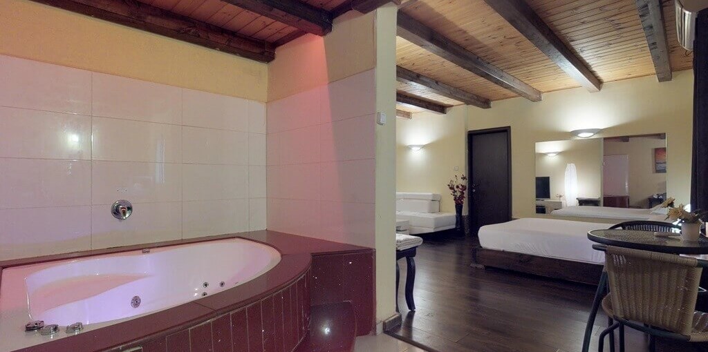 Lovely Place - לאבלי פלייס חדר 2 ג'קוזי (11).jpg