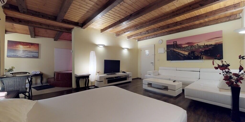 Lovely Place - לאבלי פלייס חדר 2 ג'קוזי (2).jpg