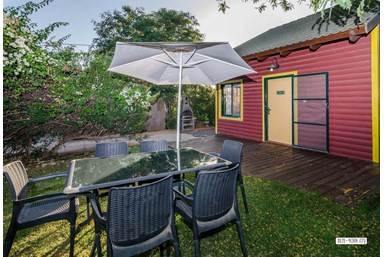 בפרדס - החצר והבריכה