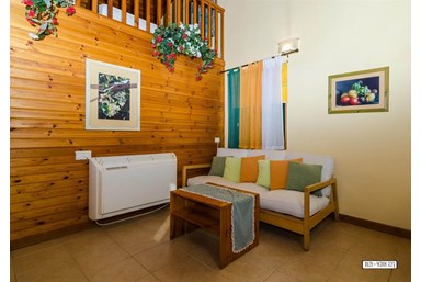 בפרדס - החצר והבריכה