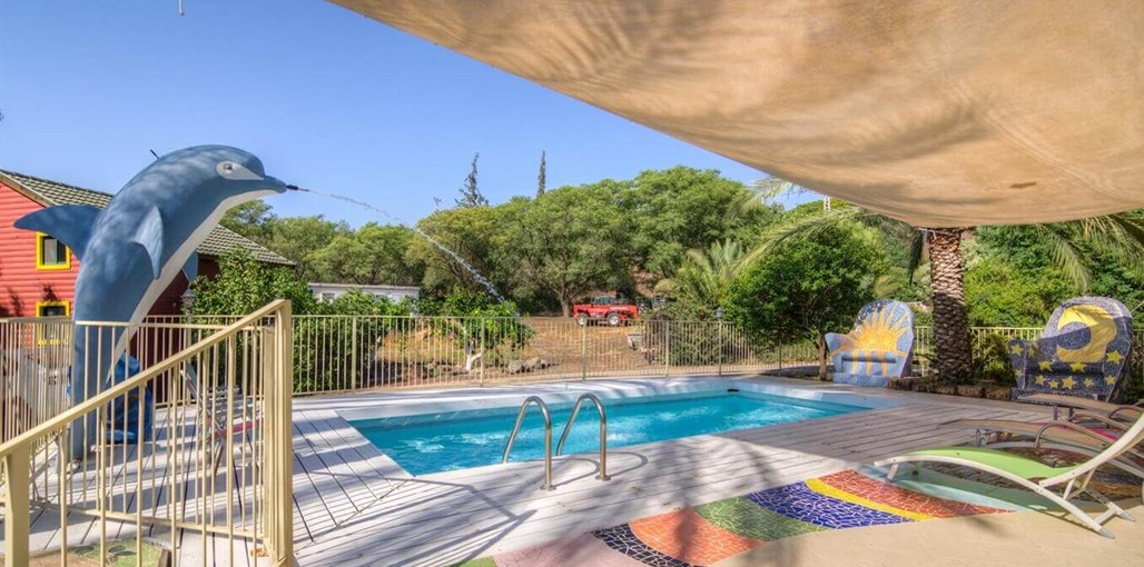 בפרדס חצר ובריכה (5).jpg