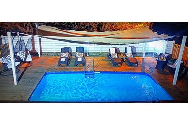 ריילי סוויטות  - הבריכה והחצר