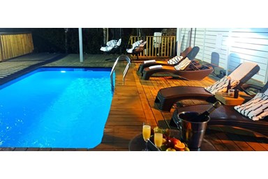 ריילי סוויטות  - הבריכה והחצר