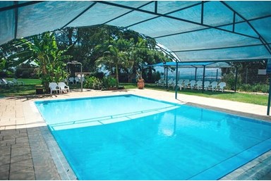 שניר אירוח בוטיק - הבריכה ומרחב האירוח