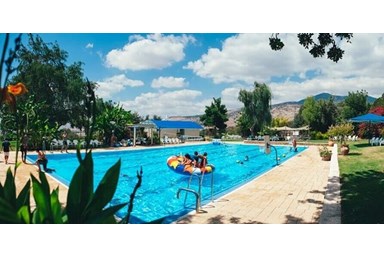 שניר אירוח בוטיק - הבריכה ומרחב האירוח