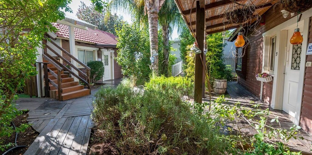 אהבתיה החצר והנוף (2).jpg