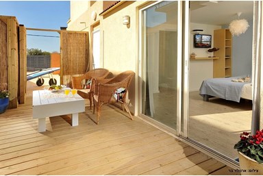 דקה מהים - סוויטות ליד הים - החצר