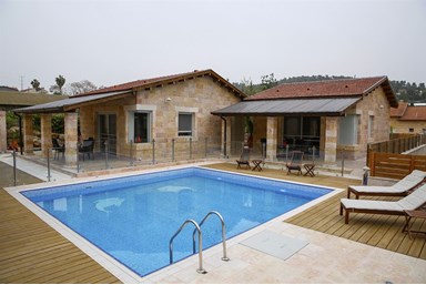 אודם האלה - החצר והבריכה