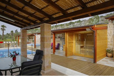 אודם האלה - החצר והבריכה