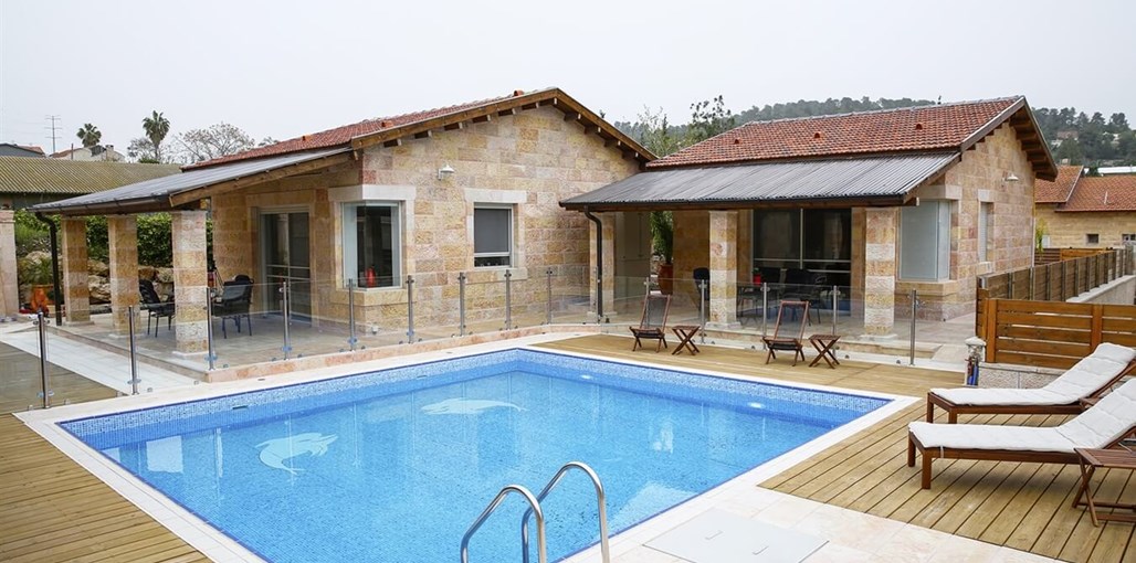 אודם האלה החצר והבריכה (1).jpg