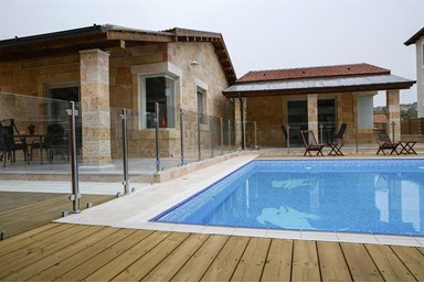 אודם האלה - החצר והבריכה